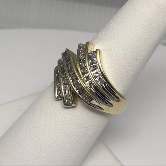 10K gold Diamond cluster ring - Picture 2 of 2